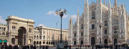  Vista di piazza del Duomo a Milano